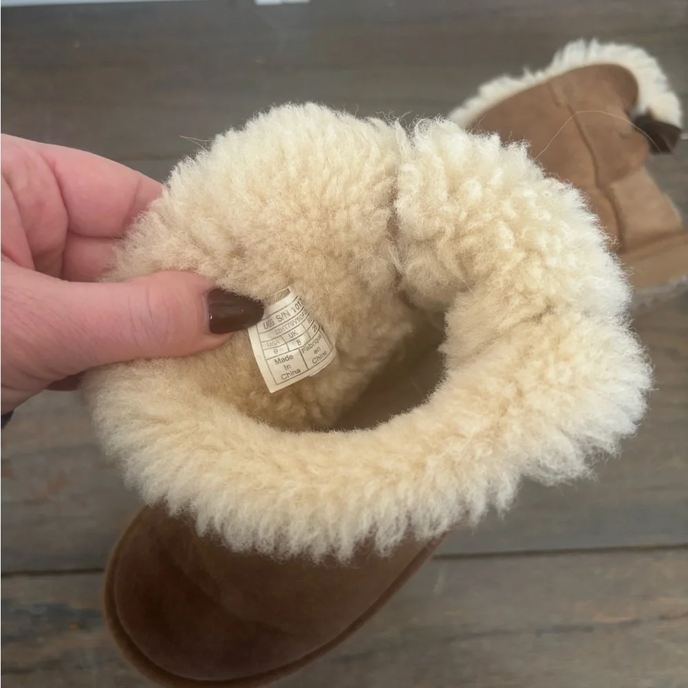Ugg Bailey Bow Kids Boots Size 9 in Brown Cute Cozy Slip On